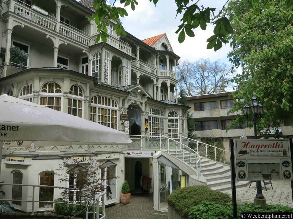 In dit mooie gebouw in de winkelstraat de Herzog-Wilhelm-Straße is een restaurants, een café en een winkeltje gevestigd.